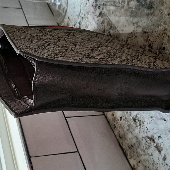 Gucci Supreme Messenger Bag - Picture 3 of 4